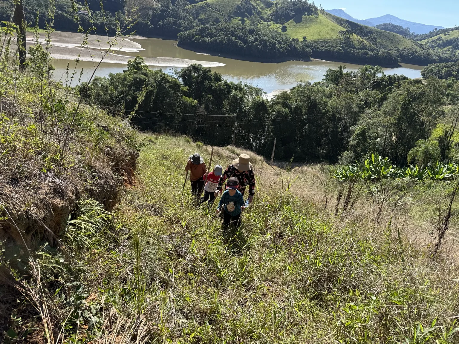 Primeiras caminhadas no terreno