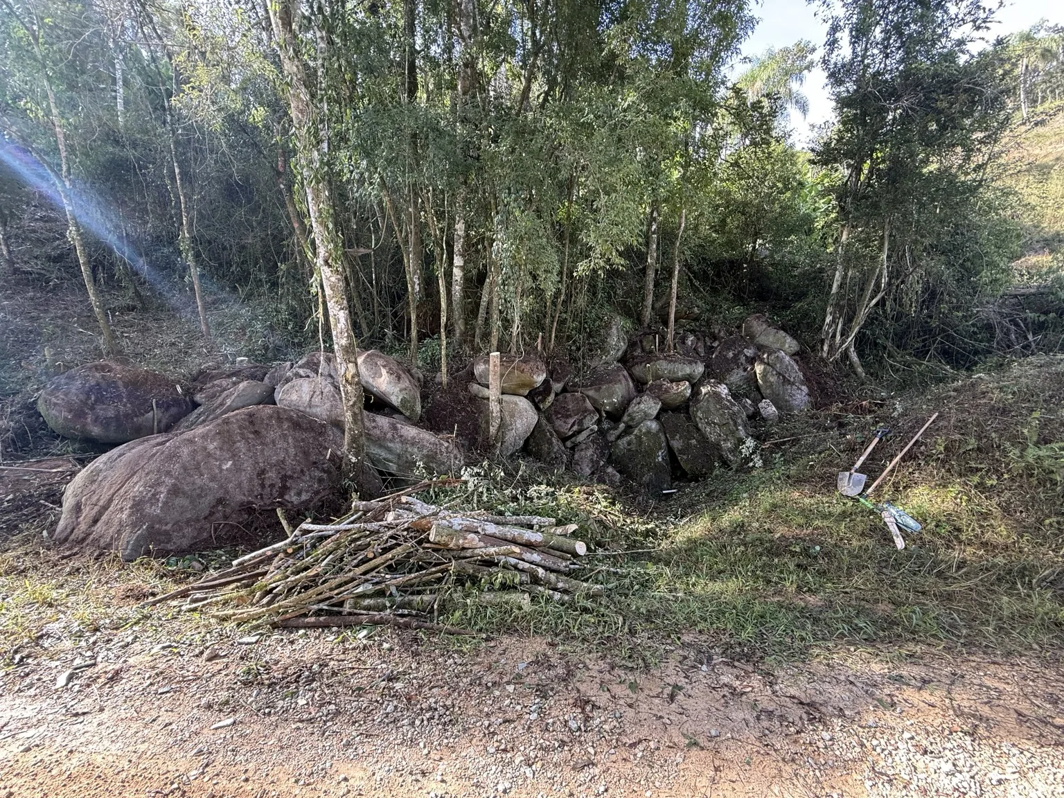 Limpeza junto às rochas