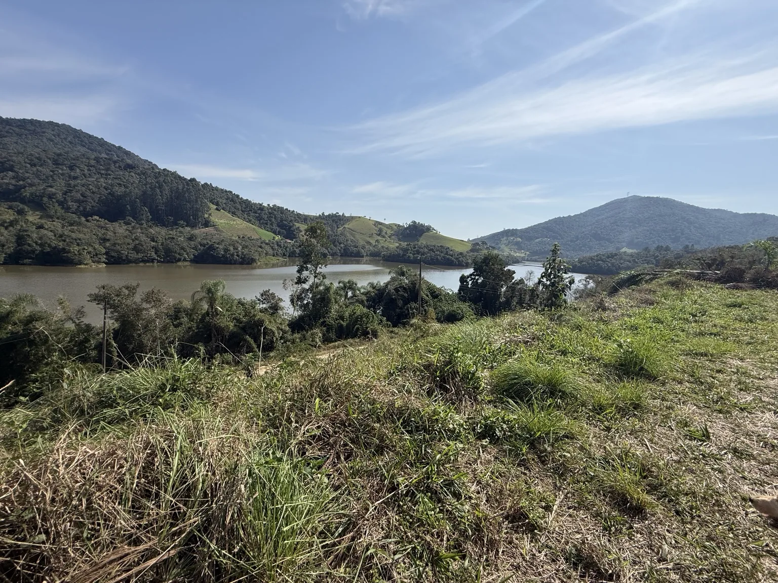 Vista atual da represa e do terreno